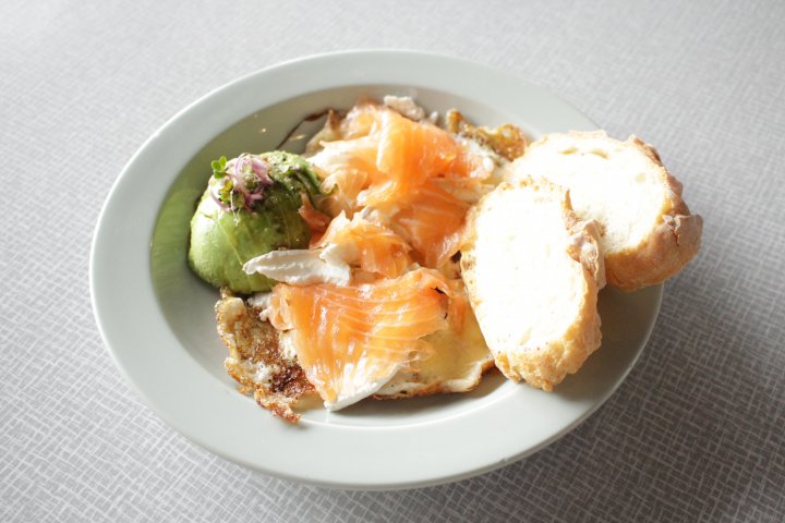 Oeuf aux Plat mit Avocado und Lachs IMG_8770