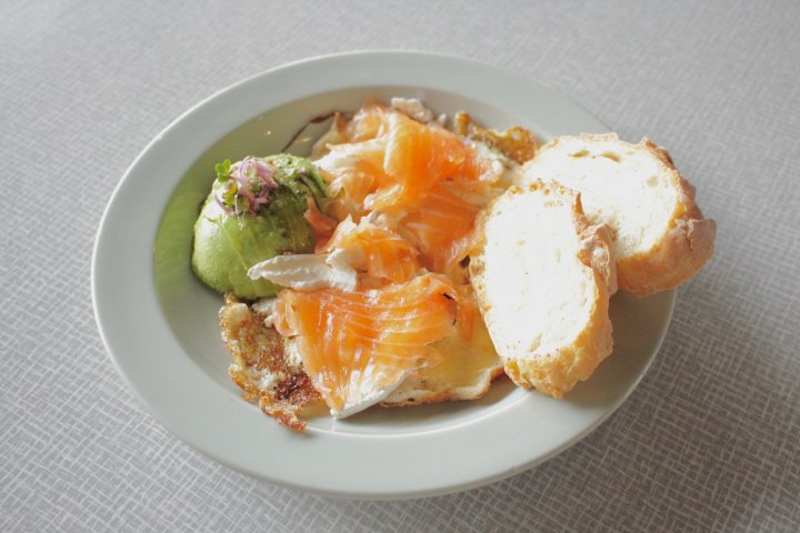 Oeuf aux Plat mit Avocado und Lachs IMG_8770_0